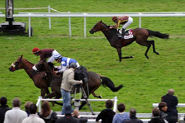 Arrivée quinté pmu PRIX DE LA VILLE DE PONT L'EVEQUE (PRIX DES FRESIAS) à CLAIREFONTAINE