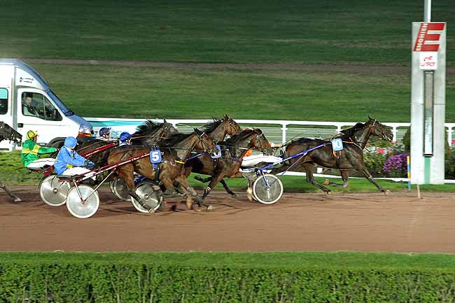 Arrivée quinté pmu PRIX DE LA PLACE DE L'ALMA (GR B) à ENGHIEN