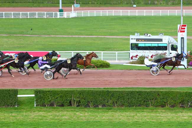 Photo d'arrivée de la course pmu PRIX DE PASSY à ENGHIEN le Jeudi 8 octobre 2015