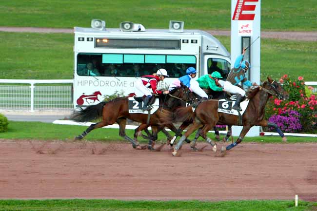 Photo d'arrivée de la course pmu PRIX DE LA PLACE DU PETIT PONT à ENGHIEN le Jeudi 8 octobre 2015