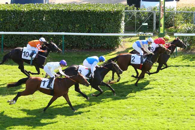 Photo d'arrivée de la course pmu CRITERIUM DE VITESSE à CHANTILLY le Vendredi 9 octobre 2015