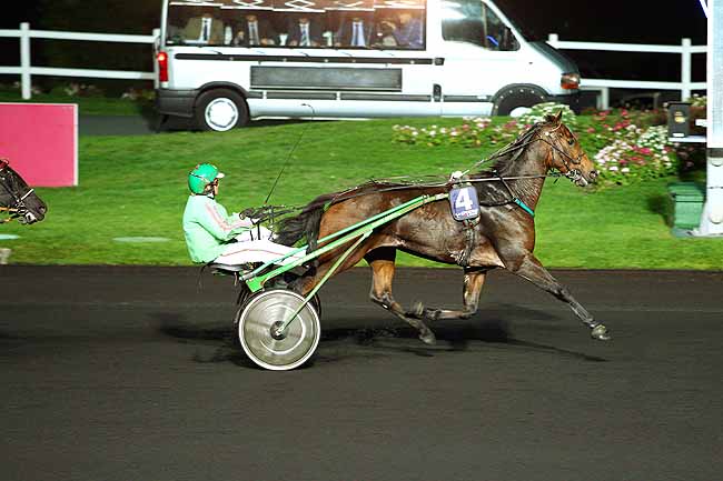 Photo d'arrivée de la course pmu PRIX HERA à PARIS-VINCENNES le Vendredi 9 octobre 2015