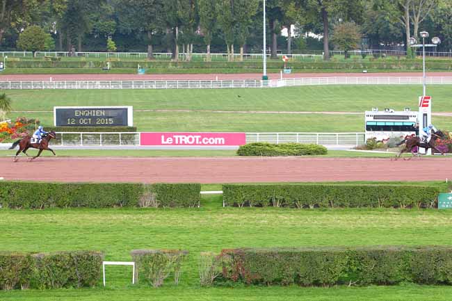 Photo d'arrivée de la course pmu PRIX DE LA PLACE DU CANADA à ENGHIEN le Lundi 12 octobre 2015