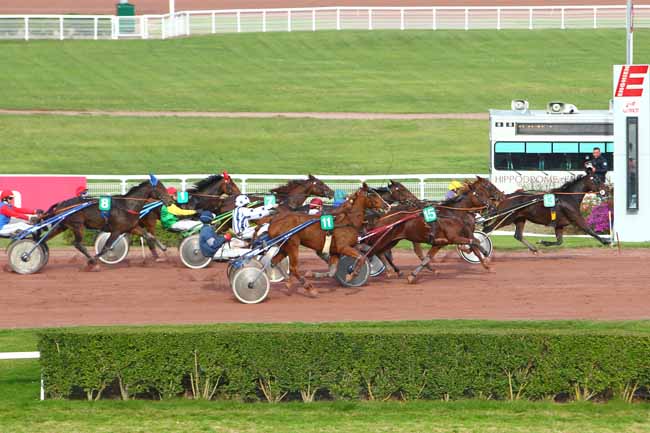 Photo d'arrivée de la course pmu PRIX ARMAND DE BELLAIGUE à ENGHIEN le Lundi 12 octobre 2015