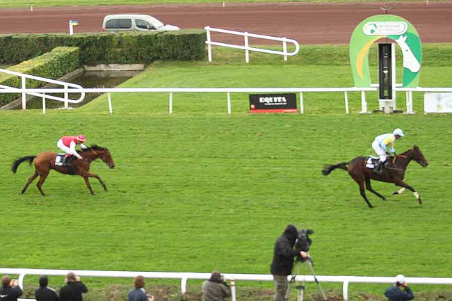 Photo d'arrivée de la course pmu COURSE DE HAIES D'AUTOMNE à LYON-PARILLY le Mardi 13 octobre 2015