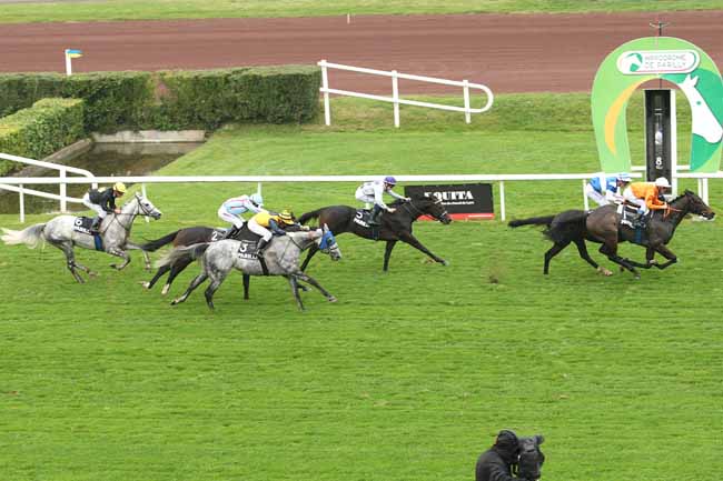 Photo d'arrivée de la course pmu PRIX DE LENTILLY à LYON-PARILLY le Mardi 13 octobre 2015