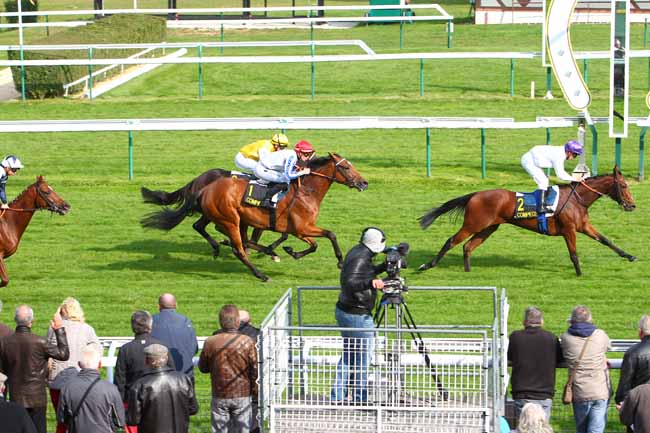 Photo d'arrivée de la course pmu PRIX DU RU DE BERNE à COMPIEGNE le Mardi 13 octobre 2015