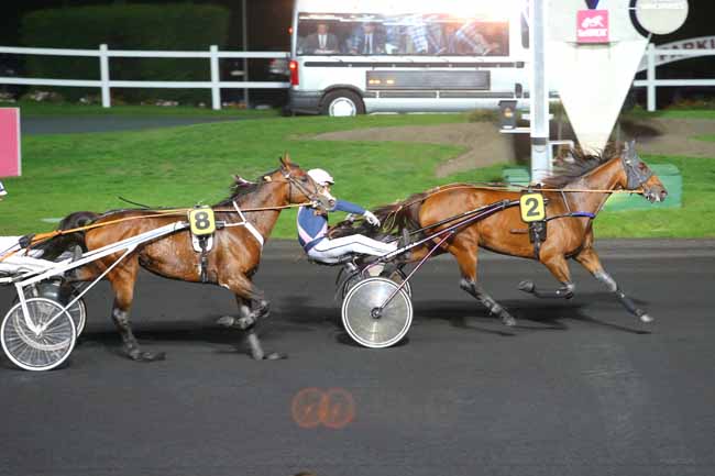 Photo d'arrivée de la course pmu PRIX JONEL CHYRIACOS à PARIS-VINCENNES le Mardi 13 octobre 2015