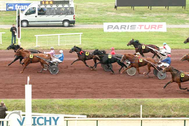Photo d'arrivée de la course pmu GRAND NATIONAL DU TROT - PARIS-TURF à VICHY le Mercredi 14 octobre 2015