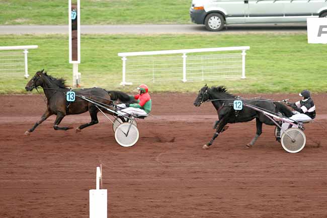 Photo d'arrivée de la course pmu PRIX DU VALENCON à VICHY le Mercredi 14 octobre 2015