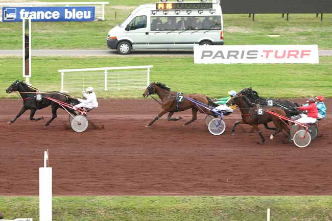 Photo d'arrivée de la course pmu PRIX DE BEL AIR à VICHY le Mercredi 14 octobre 2015