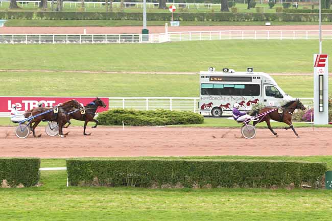 Photo d'arrivée de la course pmu PRIX DE LA PORTE DE CLIGNANCOURT à ENGHIEN le Jeudi 15 octobre 2015