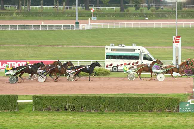 Photo d'arrivée de la course pmu PRIX DE L'HERAULT (GR A) à ENGHIEN le Jeudi 15 octobre 2015