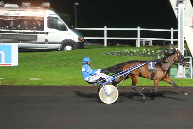 Photo d'arrivée de la course pmu PRIX LE PARISEN - PRIX KLYMENE à PARIS-VINCENNES le Vendredi 16 octobre 2015