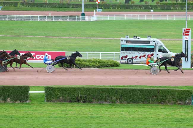 Photo d'arrivée de la course pmu PRIX DE SAINT-AMAND-LES-EAUX à ENGHIEN le Mercredi 21 octobre 2015