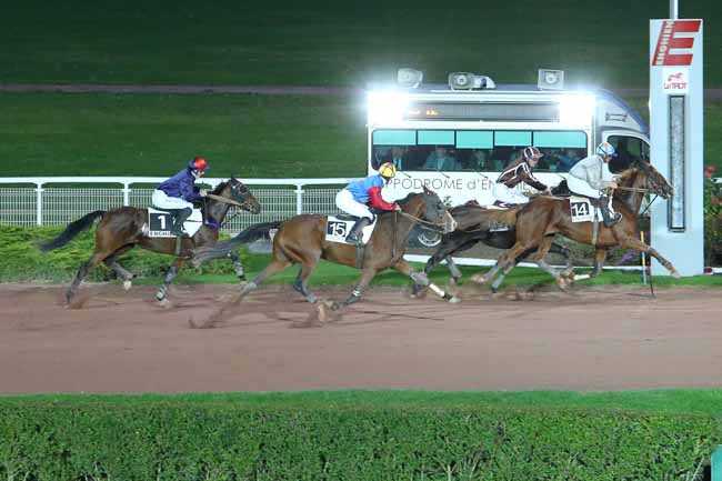 Photo d'arrivée de la course pmu PRIX DE LA BASTILLE à ENGHIEN le Mercredi 21 octobre 2015