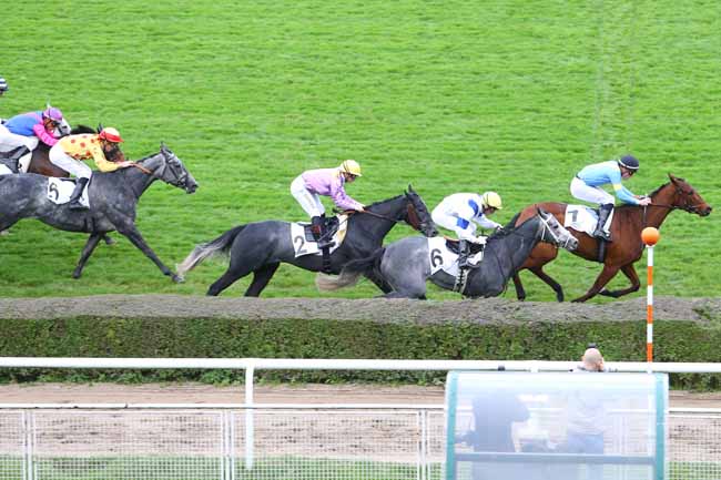 Photo d'arrivée de la course pmu PRIX DU CHAROLAIS à SAINT-CLOUD le Jeudi 29 octobre 2015