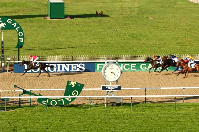 Photo d'arrivée de la course pmu PRIX DE LA MONTIGNETTE à CHANTILLY le Vendredi 30 octobre 2015