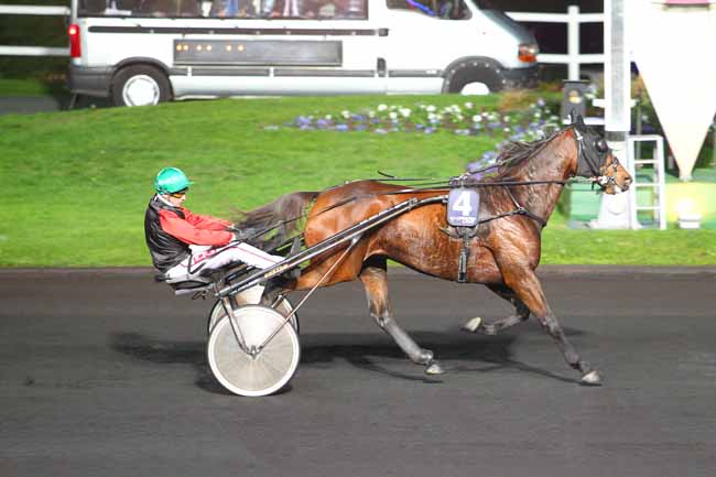 Photo d'arrivée de la course pmu PRIX BARBARA à PARIS-VINCENNES le Vendredi 30 octobre 2015