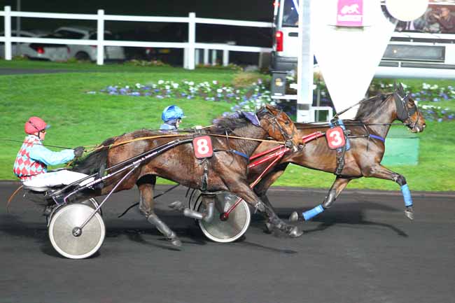 Photo d'arrivée de la course pmu PRIX AURORA à PARIS-VINCENNES le Vendredi 30 octobre 2015