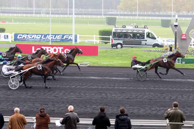 Photo d'arrivée de la course pmu PRIX DE CASTELSARRASIN à PARIS-VINCENNES le Lundi 2 novembre 2015