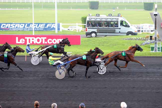 Photo d'arrivée de la course pmu PRIX D'AMIENS à PARIS-VINCENNES le Lundi 2 novembre 2015