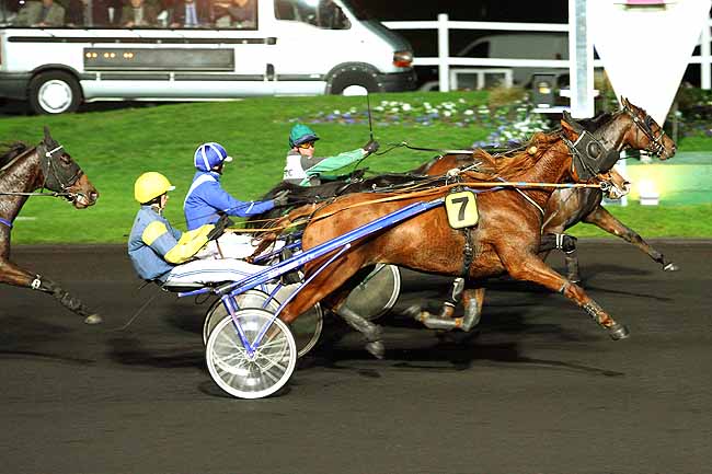 Photo d'arrivée de la course pmu PRIX KERONIS (GR B) à PARIS-VINCENNES le Mardi 3 novembre 2015