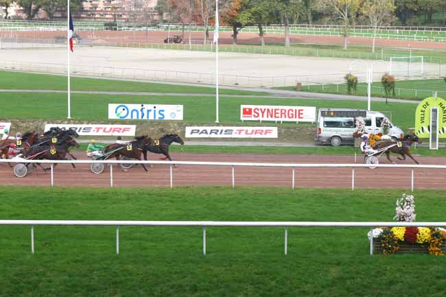 Photo d'arrivée de la course pmu GRAND NATIONAL DU TROT PARIS-TURF à NANTES le Mercredi 4 novembre 2015