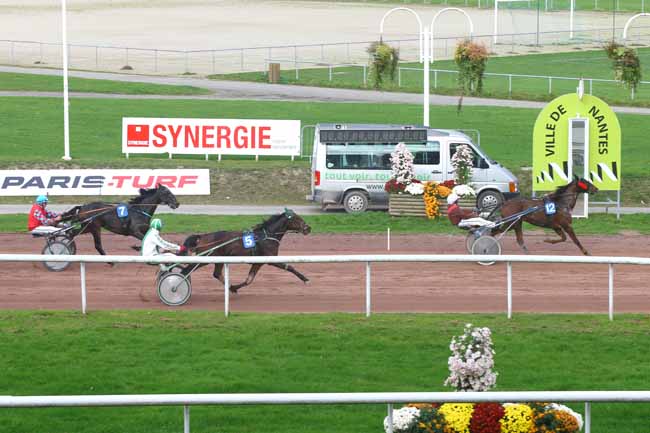 Photo d'arrivée de la course pmu GRAND PRIX DES 5 ANS (GR B) à NANTES le Mercredi 4 novembre 2015