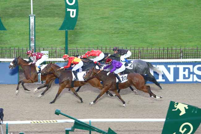 Photo d'arrivée de la course pmu PRIX DE LA LAUNETTE à CHANTILLY le Vendredi 6 novembre 2015