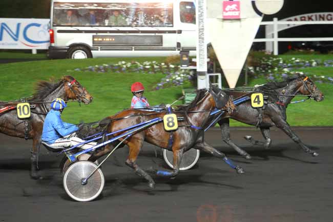 Photo d'arrivée de la course pmu PRIX PALATIA à PARIS-VINCENNES le Vendredi 6 novembre 2015