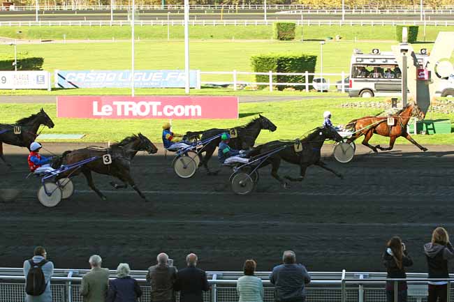 Photo d'arrivée de la course pmu PRIX D'AZAY-LE-RIDEAU (GR B) à PARIS-VINCENNES le Lundi 9 novembre 2015