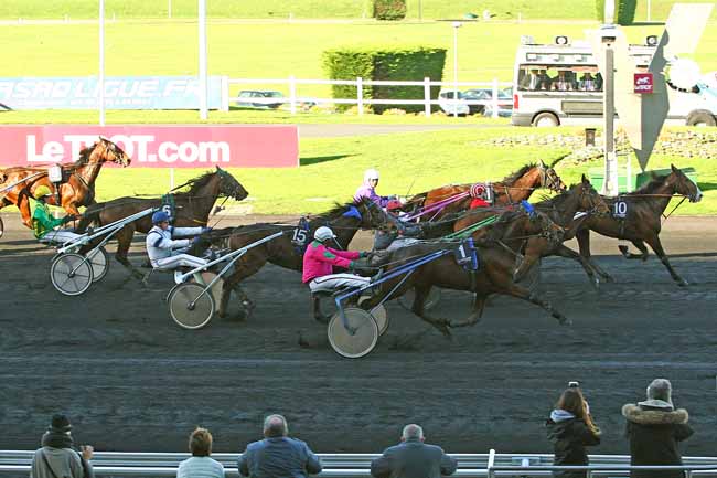 Photo d'arrivée de la course pmu PRIX D'AZAY-LE-RIDEAU (GR A) à PARIS-VINCENNES le Lundi 9 novembre 2015