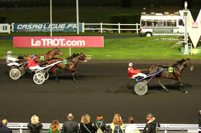 Photo d'arrivée de la course pmu PRIX DES GIROFLEES à PARIS-VINCENNES le Lundi 9 novembre 2015