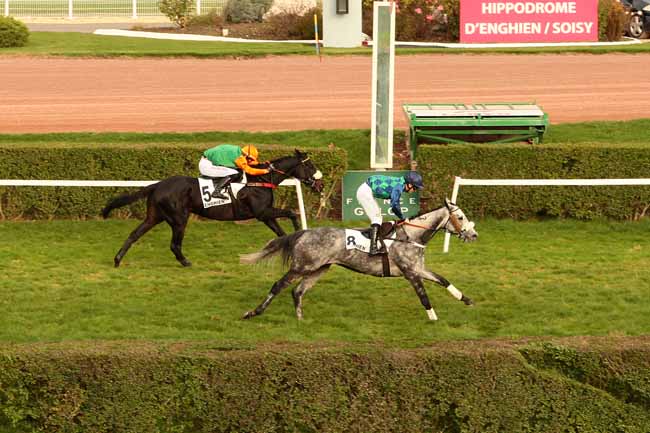 Photo d'arrivée de la course pmu PRIX BISON FUTE à ENGHIEN le Mardi 10 novembre 2015