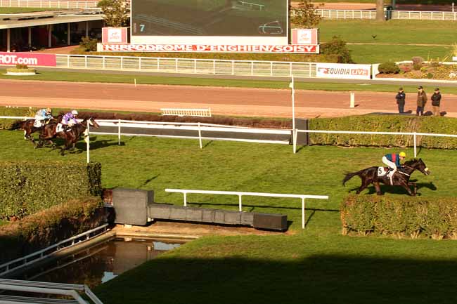 Photo d'arrivée de la course pmu PRIX DES COUDRAIES à ENGHIEN le Mardi 10 novembre 2015