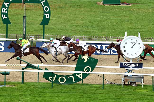 Photo d'arrivée de la course pmu PRIX DE LA FORET DE CARNELLE à CHANTILLY le Vendredi 13 novembre 2015