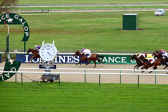 Photo d'arrivée de la course pmu PRIX DES PACAGES à CHANTILLY le Vendredi 13 novembre 2015