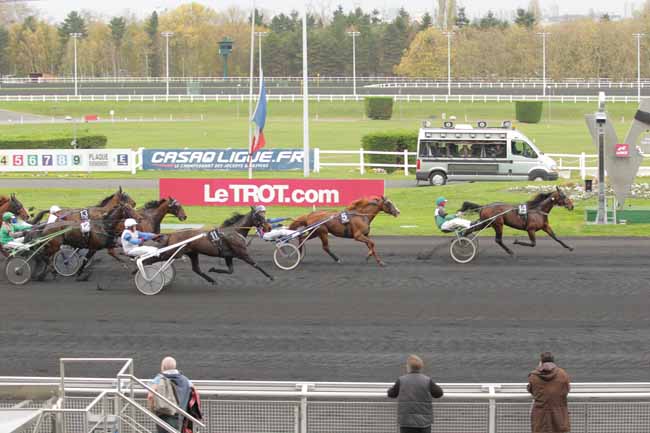 Photo d'arrivée de la course pmu PRIX DE MONTIGNAC-CHARENTE à PARIS-VINCENNES le Lundi 16 novembre 2015