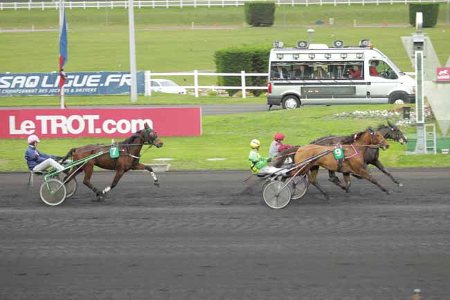 Photo d'arrivée de la course pmu PRIX DE SENONNES (GR A) à PARIS-VINCENNES le Lundi 16 novembre 2015