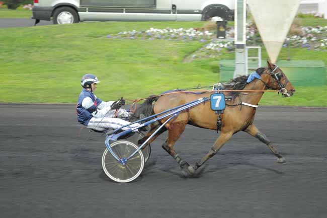 Photo d'arrivée de la course pmu PRIX DE BRETIGNY à PARIS-VINCENNES le Lundi 16 novembre 2015