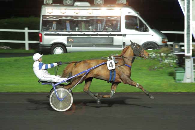 Photo d'arrivée de la course pmu PRIX CIRCINUS à PARIS-VINCENNES le Mardi 17 novembre 2015