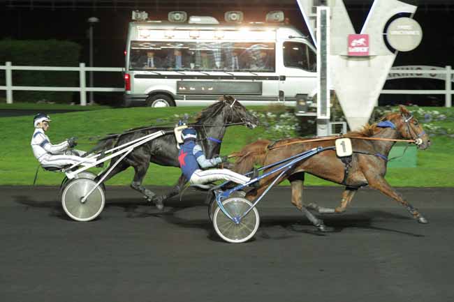 Photo d'arrivée de la course pmu PRIX D'EVREUX - COUPE DE FRANCE DE FOOTBALL à PARIS-VINCENNES le Mardi 17 novembre 2015