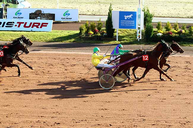 Photo d'arrivée de la course pmu PRIX MAURICE DE FOLLEVILLE à MAUQUENCHY le Mercredi 18 novembre 2015