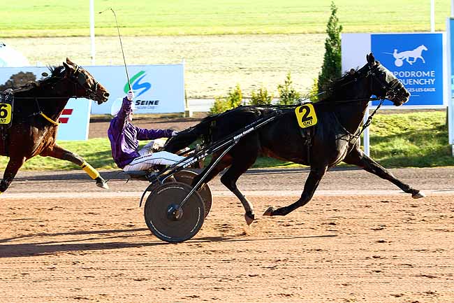 Photo d'arrivée de la course pmu GRAND NATIONAL DU TROT PARIS-TURF à MAUQUENCHY le Mercredi 18 novembre 2015