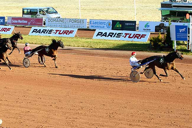 Photo d'arrivée de la course pmu PRIX PARIS NORMANDIE - NORMANDIE DIMANCHE à MAUQUENCHY le Mercredi 18 novembre 2015