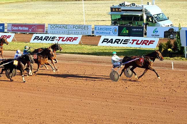 Photo d'arrivée de la course pmu GRAND PRIX DES AMATEURS à MAUQUENCHY le Mercredi 18 novembre 2015