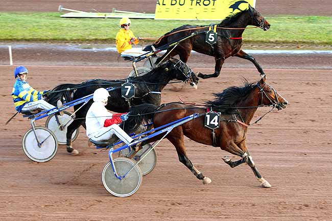 Photo d'arrivée de la course pmu PRIX DES SOURCES THERMALES DE FORGES-LES-EAUX (GR A) à MAUQUENCHY le Mercredi 18 novembre 2015