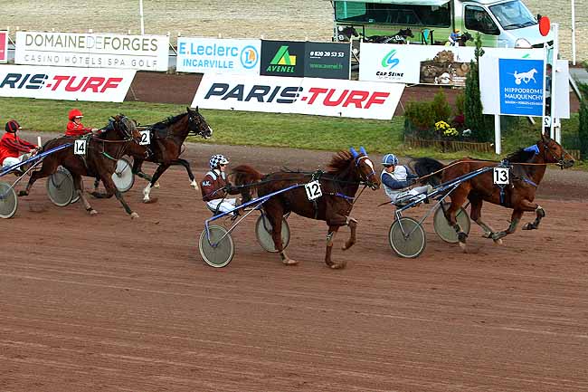 Photo d'arrivée de la course pmu PRIX CAFE COMMERCE FORGES-LES-EAUX (GR B) à MAUQUENCHY le Mercredi 18 novembre 2015