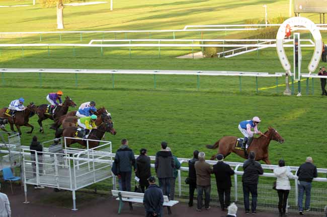 Photo d'arrivée de la course pmu GRAND HANDICAP DE L'ELEVAGE à COMPIEGNE le Mercredi 18 novembre 2015